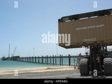 030501-N-1050K-001 Camp Patriot, Kuwait (1. Mai 2003)--mit der kürzlich abgeschlossenen 1.400 ft. Marine erhöhte Causeway System-Modular (ELKOS-M) im Hintergrund, wieder laden ein US Army Landing Craft Utility (LCU) Gefäß mit militärischen Vorratsbehälter, der Gator Bienen von amphibischen Bau-Bataillone eine und zwei Hand im Strand-Management mit ein unwegsames Gelände Fracht Handler (RTCH) anlegen.  Camp Patriot-Joint-Service-Team in der Bewegung von Kriegsmaterial Kampfeinsätze im Irak Abschluss erforderlich war und ist Heimat von mehr als 3.000 Soldaten, Matrosen, Marines, Flieger und Küste Stockfoto