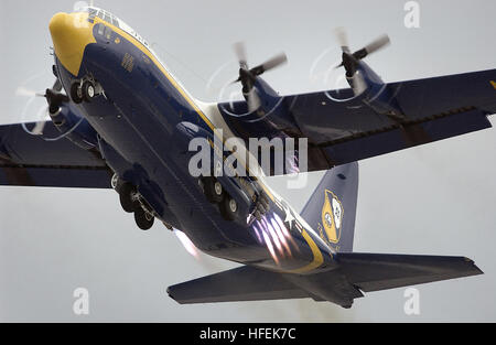 030505-N-1539M-001 Marine Corps Air Station Cherry Point, North Carolina (5. Mai 2003) - "Fat Albert", ein US-Marine Corps c-130 Hercules zugewiesen der Navy Flight Demonstration Team, "Blue Angels", in den Himmel hebt, da Jet Assisted nehmen ab (JATO) Flaschen entzünden, um eine zusätzliche 8.000 Pfund des Schubes beim Start zu geben. Die acht JATO-Raketen helfen "Fat Albert" verkürzen den Abstand benötigt für die Aufnahme aus.  Foto: U.S. Navy des Fotografen Mate 2nd Class Saulus McSween. (FREIGEGEBEN) UNS Marine 030505-N-1539M-001 Fat Albert, ein US-Marine Corps c-130 Hercules, der Navy Flight Demonstration Team zugewiesen Stockfoto