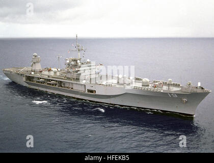 030428-N-8935H-001 der Philippine Sea (28. April 2003)--USS Blue Ridge (LCC/JCC 19) dampft in der Philippine Sea Tandem Thrust Ô03 beteiligt.  Die Übung konzentriert sich auf Krise Aktionsplanung und Abwicklung der Kontingenz Antwort.  U.S. Navy Photo von PhotographerÕs Mate 2. Klasse Edward L Holland.  (FREIGEGEBEN) US Navy 030428-N-8935H-001 USS Blue Ridge (LCC-JCC 19) dampft in der Philippinensee, Teilnahme an Tandem Schub %% 5Elsquo, 03 Stockfoto