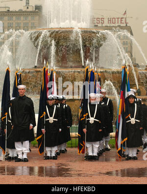 030514-N-5862D-078 Chicago, Ill. (14. Mai 2003)--bereiten Rekruten aus rekrutieren Training Befehl Great Lakes am Buckingham Brunnen befindet sich im Grant Park in der Innenstadt von Chicago während einer Bootcamp-Abschlussfeier Revue passieren.  Die Marine tritt dieses Ereignis hier in der "Windy City" jährlich zusammen.  Foto: U.S. Navy Chief Photographer's Mate Chris Desmond.  (FREIGEGEBEN) US Marine-030514-N-5862D-078 Rekruten aus rekrutieren Training Befehl Great Lakes vorbereiten, am Buckingham Brunnen befindet sich im Grant Park in der Innenstadt von Chicago während einer Bootcamp-Abschlussfeier Revue passieren Stockfoto