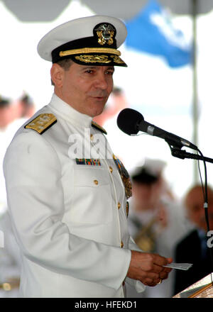 030514-N-6665R-001 an Bord USS Coronado (AGF 11) 14. Mai 2003--befasst Vice Admiral T. Michael Bucchi sich das Publikum bei seinem Übergang Zeremonie auf dem Flugdeck des 3. Flottenkommando Schiffes.  Vice Admiral Bucchi Übergänge auf den zivilen Sektor nach 33 Dienstjahren in der US-Marine.  U.S. Navy Photo von PhotographerÕs Mate 2. Klasse Jeffery Russell.  (FREIGEGEBEN) US Navy 030514-N-6665R-001 Vice Admiral T. Michael Bucchi befasst sich das Publikum bei seinem Übergang-Zeremonie Stockfoto