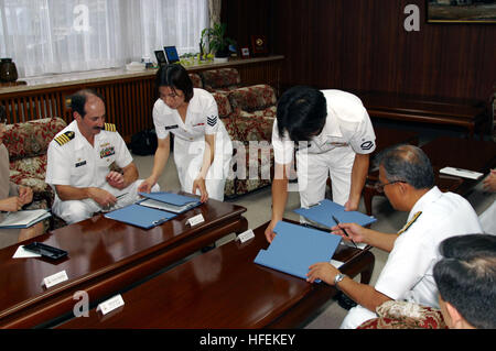 Die US-amerikanischen und japanischen Seestreitkräfte unterzeichnen in Yokosuka eine Vereinbarung, um gemeinsame Schutzübungen zu koordinieren und die operative Zusammenarbeit zu verbessern. Stockfoto