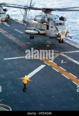 030224-N-2321D-002 das Arabische Meer (24. Februar 2003)--ein Flugdeck Regisseur signalisiert eine CH-53E Super Stallion-Hubschrauber abheben das Flugdeck an Bord USS Boxer (LHD-4).  Boxer und eingeschifften Marines werden zur Unterstützung der Operation Enduring Freedom eingesetzt.  U.S. Navy Photo von Chief Store Keeper Denise Depozo.  (FREIGEGEBEN) US Navy 030224-N-2321D-002 A Flight Deck Direktor signalisiert eine CH-53E Super Stallion-Hubschrauber abheben das Flugdeck an Bord USS Boxer (LHD-4) Stockfoto