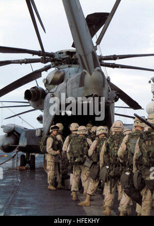 030227-N-2321D-001 das Arabische Meer (27. Februar 2003)--US-Marines an Bord ein CH-53E Super Stallion für den Transit von USS Boxer (LHD-4) nach Kuwait.  Boxer und eingeschifften Marines werden zur Unterstützung der Operation Enduring Freedom eingesetzt.  U.S. Navy Photo von Chief Store Keeper Denise Depozo.  (FREIGEGEBEN) US Navy 030227-N-2321D-001 US-Marines an Bord ein CH-53E Super Stallion für den Transit von USS Boxer (LHD-4) nach Kuwait. Boxer und eingeschifften Marines werden zur Unterstützung der Operation Enduring Freedom eingesetzt. Stockfoto