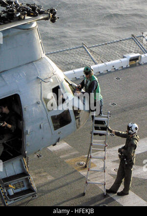 030226-N-2321D-001 das Arabische Meer (26. Februar 2003)--Aircrew reinigen die Windschutzscheibe ein CH-53E Super Stallion-Hubschrauber vor dem Start aus dem Flugdeck an Bord USS Boxer (LHD-4).  Boxer und eingeschifften Marines werden zur Unterstützung der Operation Enduring Freedom eingesetzt.  U.S. Navy Photo von Chief Store Keeper Denise Depozo.  (FREIGEGEBEN) US Navy 030226-N-2321D-001 Ircrew reinigen Sie die Windschutzscheibe eines Hubschraubers, CH-46 Sea Knight vor dem Start aus dem Flugdeck an Bord USS Boxer (LHD-4) Stockfoto