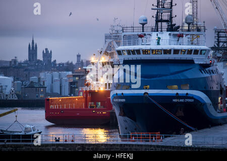 Schiffe in den Hafen von Aberdeen Stockfoto