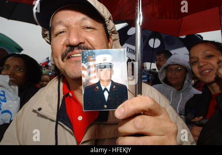 030523-N-6268K-001 Norfolk, Virginia (23. Mai 2003)--Familien und Freunde warten im Regen auf dem Pier am Naval Station Norfolk, VA., bereit, um die Besatzung der USS Harry S. Truman (CVN-75) auf eine sichere Rückkehr zu ihrem Heimathafen begrüßen zu dürfen.  Truman und Carrier Air Wing drei (CVW-3) sind von einem sechsmonatigen Einsatz zur Unterstützung der Operationen Enduring Freedom und Iraqi Freedom zurück.  US Navy Foto vom Fotografen der 3. Klasse Patrick M. Keane Paaren.  (FREIGEGEBEN) Marine-030523-N-6268K-001-Familien und Freunde warten im Regen auf dem Pier am Naval Station Norfolk, Va Stockfoto