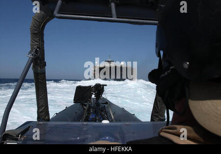 030524-N-4441P-058 zentrale Befehl Bereich der Bedienung (24. Mai 2003)--ein besonderes Boot Teammitglied navigiert ein Festrumpf-Schlauchboot (RHIB) hinter Joint Venture, hohe Geschwindigkeit Schiff experimentelle One (HSV-X 1) als die Sicherheit RHIB während einer Trainingseinheit Schiff Boarding Such- und Beschlagnahme (VBS) zur Unterstützung der Operation Iraqi Freedom.  Spezielle Boot-Teams sind im Einsatz um die zentrale Befehl Bereich der Verantwortung zur Unterstützung der Operation Iraqi Freedom, der Multi-nationale Koalition bemühen, das irakische Volk befreien, Iraks Massenvernichtungswaffen zu beseitigen, und am Ende des Regimes von Saddam Husse Stockfoto