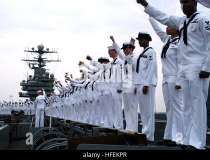 030529-N-7130B-501 Naval Station Norfolk, Virginia (29. Mai 2003)--Segler Òman RailsÓ als USS Theodore Roosevelt (CVN-71) eine HeroÕs gegeben ist Willkommen Freunde und Familienmitglieder auf dem Pier.  Theodore Roosevelt kehrt von einer Einrichtung zur Unterstützung der Operationen Enduring und Operation Iraqi Freedom.  US Navy Foto vom Fotografen der 3. Klasse Sabrina Day Mate.  (FREIGEGEBEN) U.S. Navy 030529-N-7130B-501-Segler Mensch die Schienen als USS Theodore Roosevelt (CVN-71) erhält ein Held %% 5Ersquo, s willkommen durch Freunde und Familienmitglieder auf dem Pier Stockfoto