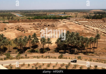 030529-N-5362A-001 Hillah, Irak (29. Mai 2003)--A US Marine Corps Humvee Fahrzeugantriebe eine Straße am Fuße des Saddam Husseins ehemaligen Sommerpalast mit den Ruinen des alten Babylon im Hintergrund. Operation Iraqi Freedom ist das Multi-nationale Koalition bemühen, das irakische Volk befreien, Iraks Massenvernichtungswaffen zu beseitigen und das Regime von Saddam Hussein zu beenden.  Foto: U.S. Navy des Fotografen Mate 1. Klasse Arlo K. Abrahamson.  (FREIGEGEBEN) US Navy 030529-N-5362A-001 A US Marinekorps Humvee Fahrzeug fährt auf einer Straße am Fuße des Saddam Husseins ehemaligen Sommerpalast Stockfoto