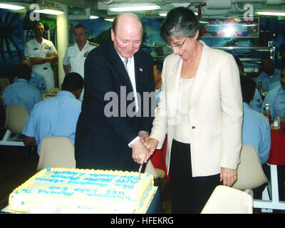 030519-N-3399W-001 Pearl Harbor, Hawaii (19. Mai 2003)--The Honorable Hansford T. Johnson, acting Secretary Of The Navy (SECNAV) und Gouverneur von Hawaii Linda Lingle schneiden Sie einen Kuchen an Bord der Lenkwaffen-Kreuzer USS Lake Erie (CG-70).  Gouverneur Lingle und amtierender SECNAV traf mit der Crew zu diskutieren, die die NavyÕs führen Schiff Raketentests Verteidigung beteiligt.  Foto: U.S. Navy Captain Kevin Wensing.  (FREIGEGEBEN) Schneiden uns Marine 030519-N-3399W-001 er Honorable Hansford T. Johnson, amtierende Secretary Of The Navy (SECNAV) und Gouverneur von Hawaii Linda Lingle einen Kuchen an Bord des Kreuzers Lenkflugkörper USS Lake Erie (C Stockfoto