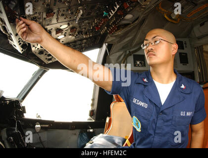 030613-N-9662L-005 Okinawa, Japan (13. Juni 2002)--Luftfahrt Maschinist Mate 3. Klasse Dexter A. Desamito aus Fairfield, Kalifornien, führt einen Sicherheits-Check auf eine neu installierte Landung leicht aus dem Cockpit einer P - 3 C Orion Patrouille Flugzeug.  Petty Officer Desamito erhält Patrol Squadron vier (VP-4) derzeit im Einsatz auf Okinawa, Japan.  U.S. Navy Photo von PhotographerÕs Mate 2. Klasse John F. Looney.  (FREIGEGEBEN) US Navy 030613-N-9662 L-005 Aviation Maschinist Mate 3. Klasse Dexter A. Desamito aus Fairfield, Kalifornien, führt einen Sicherheits-Check auf einem neu installierten Landelicht Stockfoto