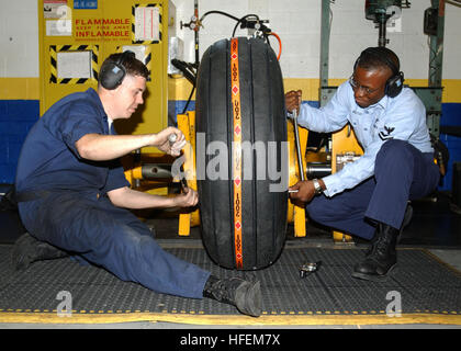 Luftfahrt-strukturelle Mechanik bei NAS Jacksonville Drehmomentanschlüsse an einem Flugzeugreifen, um eine ordnungsgemäße Wartung und Betriebsbereitschaft zu gewährleisten. Stockfoto