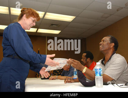 030626-N-3692H-502 Naval Station Norfolk, Virginia (26. Juni 2003)--ehemaliger Profi Hauptliga-Baseball-Spieler: Paul Blair, Baltimore Orioles und Al Oliver, Pittsburgh Pirates Autogramme für Navy Personal bei der Aircraft Intermediate Maintenance Department (AIMD) Norfolk. Blair und Oliver sind Bestandteil der pensionierte professionelle großen Leaguers Militärbasen um ihre Wertschätzung zu zeigen, um den Truppen zu bereisen.  U.S. Navy Photo von PhotographerÕs Mate 3. Klasse Stacey Hines.  (FREIGEGEBEN) US Navy 030626-N-3692H-502 zurückgezogen Hauptliga-Baseball Profispieler, Paul Blair, Baltimore Oriol Stockfoto