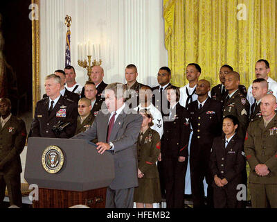 030701-A-0000S-003 White House, Washington, D.C. (1. Juli 2003)--wendet sich Präsident Bush ein versammelten Publikum während einer weißen Haus Zeremonie zum Gedenken an den 30. Jahrestag der All-Volunteer Force. Während seiner Ausführungen sagte der Präsident der Rück-Enlistees "sie brachten Kredit zur Uniform, unsere Fahne und für unser Land. Wir haben Sie benötigt, und Sie haben uns nie im Stich gelassen. " Dreißig Service Vertreter jeder Zweig des Militärs, waren um die US-Küstenwache gehören zu die Bedingungen der Eintragung zu erneuern.  DOD Photo von US Armee Sgt. 1. Klasse Doug Sample.  (FREIGEGEBEN) U Stockfoto
