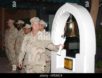 030704-N-7573H-001 Manamha, Vereinigte Arabische Emirate (4. Juli 2003)--Vize-Admiral Timothy J. Keating, Commander US Naval Forces zentrale Befehl/Commander US 5. Flotte, läutet die Basis Schiffsglocke als Bestandteil einer 4. Juli Zeremonie am Naval Support Aktivität Bahrain. Die Zeremonie zum Gedenken an Independence Day kennzeichnete das Klingeln der dreizehn Glocken an Bord US-Militäreinrichtungen in der ganzen Welt gleichzeitig um 2 Uhr EST  Foto: U.S. Navy des Fotografen Mate 1. Klasse Ernest Hunt.  (FREIGEGEBEN) US Marine 030704-N-7573H-001 Vice Admiral Timothy J. Keating, Commander U.S. Naval zwingt Befehl Zentralbefehl Stockfoto