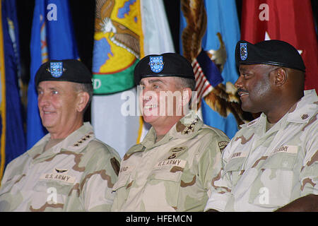 030707-N-4657D-001 Tampa, Florida (7. Juli 2003)--US Army General John P. Abizaid (Mitte) General Tommy R. Franks (links) und Command Sergeant Major Dwight Brown (rechts) hören, wie US-Verteidigungsminister Donald Rumsfeld seine Äußerungen während des US Central Command (CENTCOM) Änderung der Befehl Zeremonie gibt.  General Franks wird nach 38 Jahren Militärdienst während übergeben die Verantwortung der Befehl an General Abizaid zurücktreten.  CENTCOM umfasst die 25 Länder des Nahen Osten, Zentralasien und Horn von Afrika.  Das Gebiet ist größer als die kontinentalen Vereinigten Staaten und 3.600 Meilen nach Osten erstreckt sich Stockfoto