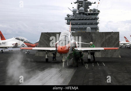 030714-N-4308O-018, an Bord USS Harry S. Truman (CVN-75) Jul.14, 2003 - A T - 45C Goshawk zugewiesen, die ÒEaglesÓ der Ausbildung Geschwader sieben (VT-7) bereitet sich auf das Flugdeck an Bord der nuclear powered Flugzeugträger USS Harry S. Truman (CVN-75) zu starten.  Truman ist an einer Übung mit festen Flügel Training Geschwader, Ausbildung von neuen Piloten in Träger Start- und Landeverfahren vor der Ostküste der Vereinigten Staaten beteiligt.  US Navy Foto des Fotografen Mate Airman Ryan O'Connor.  (FREIGEGEBEN) US Navy 030716-N-4308O-018 A T-45 C Goshawk bereitet, die Flug-Dec zu starten Stockfoto