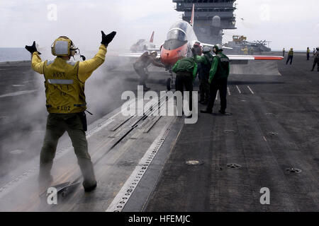 030716-N-4308O-014 an Bord der USS Harry S. Truman (CVN-75) Jul.16, 2003--bereitet A T - 45 C Goshawk, die feste Flügel Training Geschwader sieben (VT-7) zugeordnet, aus dem Flugdeck der USS Harry S. Truman (CVN-75) zu starten.  Truman führt Träger Qualifikationen (CQ) und eine Munition Last, an der Ostküste der Vereinigten Staaten.  US Navy Foto des Fotografen Mate Airman Ryan O'Connor.  (FREIGEGEBEN) US Navy 030716-N-4308O-014 A T-45 C Goshawk zugeordnet zu den festen Flügel Training Geschwader sieben (VT-7) bereitet sich auf dem Flugdeck der USS Harry S. Truman (CVN-75) zu starten Stockfoto