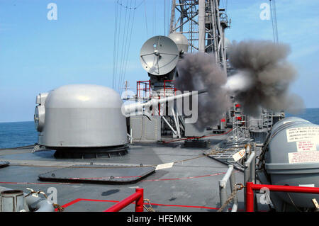 030718-N-4178C-002 auf hoher See an Bord USS Curts (FFG 38) 18. Juli 2003--The 62 Kaliber drei-Zoll-Geschütz an Bord der Lenkflugkörper feuert Fregatte USS Curts (FFG 38) ein Geschoss aus der Backbordseite ShipÕs.  Curts feuerte die Runden auf einem Frachter durch ein Schiff der Republik der Singapur Marine während des Singapur-Phase der Übung flott Bereitschaft Zusammenarbeit und Ausbildung (CARAT) geschleppt.  Karat ist eine regelmäßig stattfindende Reihe von bilateralen Wehrübungen zwischen den USA und mehreren Verband der Südostasiatischer Nationen (ASEAN).  Foto: U.S. Navy Journalist 1. Klasse Bruce Cummins.  (FREIGEGEBEN) US-Na Stockfoto