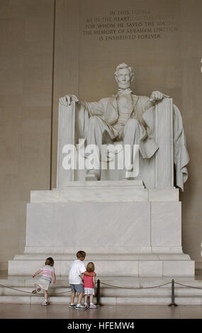 030616-N-9593R-111 Washington, D.C. (16. Juni 2003)--The Lincoln Memorial wurde gebaut im Stil eines klassischen griechischen Tempels mit 36 Säulen die Union zum Zeitpunkt der Lincolns Tod dar.  Die Nordwand enthält der 16. Präsident zweite Antrittsrede und Südwand die Gettysburg Address.  Über die Statue die Worte: "In diesem Tempel, wie in den Herzen der Menschen, für die er die Union rettete, die Erinnerung an Abraham Lincoln verankert ist für immer."  Foto: U.S. Navy Chief Warrant Officer Seth Rossman.  (FREIGEGEBEN) U.S. Navy 030616-N-9593R-111 der Lincoln-M Stockfoto