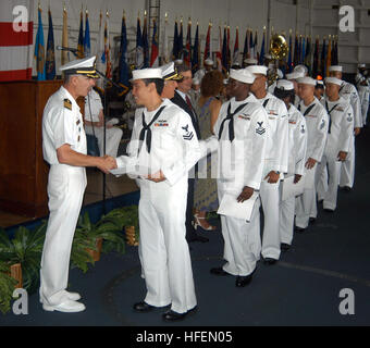 030808-N-0275F-502 Naval Station Norfolk, Virginia (8. August 2003)--erhalten Segler ihre Einbürgerung Zertifikate und ihre Präsidenten Briefe nach der Eidesleistung, Bürger der Vereinigten Staaten zu werden.  Über 200 Personen Eid den in den Hangar Bucht an Bord der USS Theodore Roosevelt (CVN-71).  U.S. Navy Photo von PhotographerÕs Mate 3. Klasse Todd M. Flint.  (FREIGEGEBEN) US Navy 030808-N-0275F-502-Segler bekommen ihre Einbürgerung Zertifikate und ihre Präsidenten Briefe nach der Eidesleistung, Bürger der Vereinigten Staaten zu werden Stockfoto