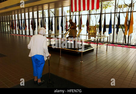 030819-N-9593R-186 National Naval Medical Center, Bethesda, MD., (19. August 2003)--ein Patient betritt der Hauptflur am National Naval Medical Center in Bethesda, Maryland.  Besucher werden mit einer Bronze-Statue begrüßt Lazarett Sanitätern und die Flaggen aller 50 Staaten zu Ehren.  Foto: U.S. Navy Chief Warrant Officer 4 Seth Rossman.  (FREIGEGEBEN) U.S. Navy 030819-N-9593R-186 A Patient betritt den wichtigsten Flur am National Naval Medical Center in Bethesda, Maryland Stockfoto