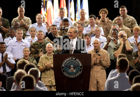 030825-F-2828D-115 San Antonio, Texas (25. August 2003)--"Wellenlinien" Verteidigungsminister Donald H. Rumsfeld an Mitglieder des Publikums nach eingeführt während einer Bürgerversammlung im Lackland Air Force Base in San Antonio, Texas.  Rumsfeld übermittelt seinen einleitenden Bemerkungen dann beantwortete Fragen aus militärischen und zivilen Teilnehmern.  Das Forum bot Menschen aus San Antonio Gebiet Basen um ihre Fragen zu den Top-Mann in der Verteidigung-Abteilung zu leiten. DoD-Foto von techn. Sgt Andy Dunaway.  (FREIGEGEBEN) US Navy 030825-F-2828D-115 US-Verteidigungsminister Donald H. Rumsfeld Wellen an die Mitglieder der audienc Stockfoto