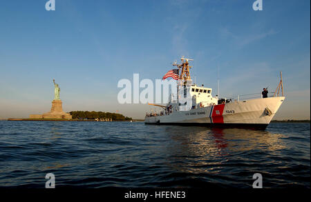 030828-C-9409S-509 Hafen von New York, NY (28. August 2003)--The Coast Guard Cutter Bainbridge Island, Gridley in Sandy Hook, NJ., bietet Heimatschutz in der Nähe von Statue of Liberty in den Hafen von New York.  Foto: U.S. Coast Guard Petty Officer Tom Sperduto. (FREIGEGEBEN) U.S. Navy 030828-C-9409S-509 die Coast Guard Cutter Bainbridge Island Stockfoto