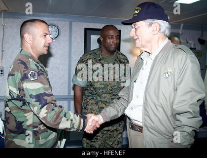 Der Vorsitzende des Senats trifft auf Seeleute und Marines an Bord der Iwo Jima Amphibious Ready Group vor Liberia während Friedensmissionen am 27. August 2003 im Atlantik. Stockfoto