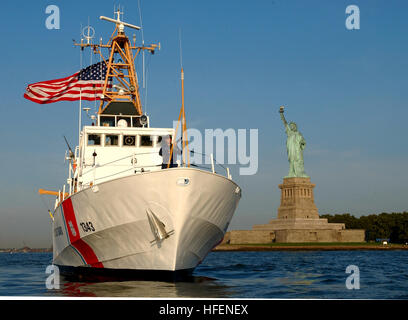 030828-C-5313L-543 New York Harbor, New York (28. August 2003) Ð US Coast Guard Cutter Bainbridge Island (WPB 1343), nach Hause getragen in Sandy Hook, NJ., steht Wache über die Freiheitsstatue im Hafen von New York.  Foto: U.S. Coast Guard Petty Officer Mike Lutz.  (FREIGEGEBEN) UNS Marine 030828-C-5313L-543 US Coast Guard Cutter Bainbridge Island (WPB 1343), nach Hause getragen in Sandy Hook, NJ., steht Wache über die Freiheitsstatue im Hafen von New York Stockfoto