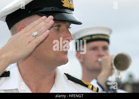 030901-N-3228G-002 Pearl Harbor, Hawaii (1. September 2003)--ein Royal Australian Navy Lt. macht auf einen US Navy Flag Officer Ankunft für eine Rezeption und Sonnenuntergang Zeremonie an Bord der Fregatte HMAS Warramunga (FFH-152) zu Ehren. Die drei Jahre alte ANZAC-Klasse Fregatte war eine sechstägige Freiheit anrufen bevor Sie sich zu Pacific Missile Range Facility, Kauai, testen Sie die neueste Version der Sea Sparrow-Rakete in Pearl Harbor.  U.S. Navy Photo von PhotographerÕs Mate 1. Klasse William R. Goodwin.  (FREIGEGEBEN) US Navy 030901-N-3228G-002 A Royal Australian Navy Lt. macht Ehre, ein US-Marine Fahne offi Stockfoto