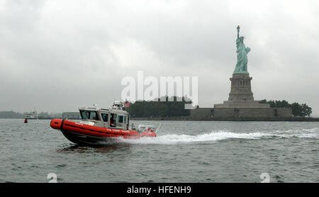 030902-C-3948H-510 New York City, N.Y. (2. September 2004) Ð A US Coast Guard steifen Rumpf aufblasbaren Boot (RHIB) führt eine Homeland Security-Patrouille in der Nähe der Freiheitsstatue im Hafen von New York. Festrumpf Schlauchboote sind Deep-V glasfaserverstärktem Kunststoff Rümpfe, die ein Mehrkammer Auftrieb Rohr zugeordnet ist. Sie werden entweder durch ein Benzin-Außenborder oder einen Innenbordmotor/Außenborder-Dieselmotor angetrieben. Die RHIB aus einem Cutter leicht einsetzbar und seiner Portabilität und Robustheit lassen in vielen Einsatzgebieten der Küstenwache verwendet werden. US Küstenwache-Foto freigegeben () uns Marine 030902-C Stockfoto