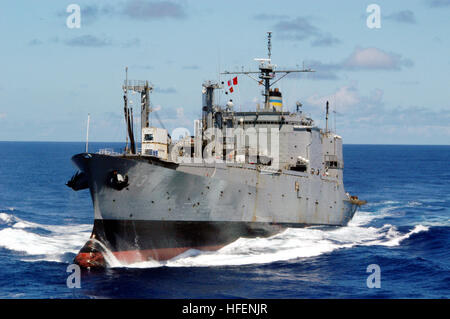 040905-N-5232L-074 Pazifik (5. September 2004) Ð The Military Sealift Command (MSC) Munition Schiff USNS Shasta (T-AE-33) im Gange nach einer Munition-Übertragung mit dem konventionell angetriebenen Flugzeugträger USS Kitty Hawk (CV-63). Shasta ist ein Schiff der Kilauea-Klasse Munition und eines 37 MSC-Schiffen in der Naval Fleet Auxiliary Force. US Navy Foto vom Fotografen Mate Airman Jason D. Landon (freigegeben) uns Marine 040905-N-5232L-074 The Military Sealift Command (MSC) Munition Schiff USNS Shasta (T-AE-33) im Gange im Anschluss an die Munition zu übertragen, mit dem konventionell angetriebenen Flugzeug c Stockfoto