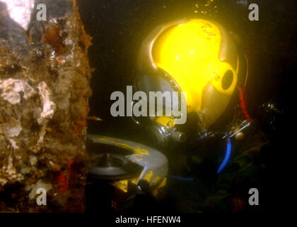 030915-N-1796L-060 Newport, R.I (15. September 2003)--Marine Taucher, Stahlarbeiter 2. Klasse Scott Wright zugewiesen Unterwasser Bau Team One (UCT-1) verwendet eine hydraulische schneiden Säge verschlechtertem Pier Pfähle Stahl Formen entfernt.  UCT-1 hat vor kurzem Flor Restaurationen auf Pier One, Newport, Rhode Island.  U.S. Navy Photo von PhotographerÕs Mate First Class Gregg Lisicki.  (FREIGEGEBEN) US Navy 030915-N-1796L-060 Marine Taucher, Stahlarbeiter 2. Klasse Scott Wright zugewiesen Unterwasser Bau Team One (UCT-1) verwendet eine hydraulische schneiden Säge verschlechtertem Pier Pfähle Stahl Formen entfernen Stockfoto