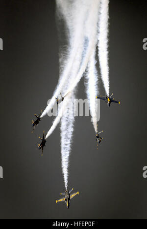 030921-N-1539M-002 Duluth, Minnesota (21. September 2003) - der US-Navy Flight Demonstration Team "Blue Angels", Delta-Formation, Pausen Aufwand während des Manövers "Delta Loop Break".  Die Piloten beenden der Flightline in sechs verschiedene Richtungen, individuelle Umkehr Drehungen ausführen und gleichzeitig überqueren Show Center mit einer kombinierten Schließung Geschwindigkeit von mehr als 1.000 Meilen pro Stunde. Foto: U.S. Navy des Fotografen Mate 2nd Class Saulus McSween. (FREIGEGEBEN) US Navy 030921-N-1539 M-002 der US Navy Flight Demonstration Team Blue Angels, Delta-Formation, Pausen Aufwand während des Delta-Loop-Break Stockfoto