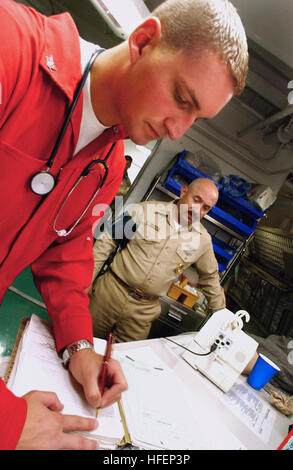 030924-N-9769P-045 Pazifik (24. September 2003)--Hospital Corpsman 3. Klasse Donald Barbieri zeichnet die Vitalfunktionen des Senior-Chef Ronald Nelson während einer ärztlichen Untersuchung an Bord der USS John C. Stennis (CVN-74).  Stennis führt Übungen in der Southern California Bedienbereich.  Foto: U.S. Navy des Fotografen Mate 2. Klasse Jayme Pastoric.  (FREIGEGEBEN) US Navy 030924-N-9769P-045 Datensätze der Vitalfunktionen Stockfoto