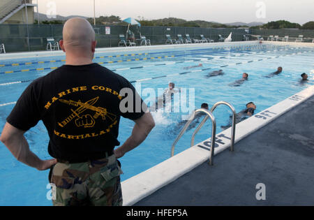 030929-N-4936C-056 Guantanamo Bay, Kuba (29. September 2003)--Uhren Marine Kapitän Sean Wilson über ein Grüngürtel Marine Corps Martial Arts Klasse bei der Marine Hill-Ausbildungs-Pool in Guantanamo Bay, Kuba.  Capt Wilson ist ein Marinekorps Schwarzgurt Instructor an der Intelligenz-Bedienelement, Joint Task Force Guantanamo befestigt.  U.S. Navy Photo von Journalist David P. Coleman.  (FREIGEGEBEN) US Navy 030929-N-4936C-056 Marine Kapitän Sean Wilson wacht über einen Grüngürtel Marine Corps Martial Arts Klasse Stockfoto