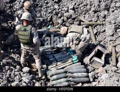 031011-N - 1938 G-003 Bagdad, Irak (11. Oktober 2003)--Marine Explosive Ordnance Beseitigung (EOD) Techniker, der Bahrain-basierte spezielle Operationen Task Force 56, Arbeit mit Armee EOD Techniker vorzubereiten Blindgänger (UXO) für Abbrucharbeiten an einem sicheren Entsorgung-Bereich in der Nähe von Bagdad zugewiesen. Die gemeinsame Army-Navy EOD-Teams arbeiten fleißig um zu zerstören die beträchtlichen Mengen an UXO Verbreitung im ganzen Land in einer Bemühung zu reduzieren und letztendlich zu beseitigen, Waffen und Munition zur Verfügung, um die Aufständischen für den Einsatz gegen die Koalitionstruppen. Foto: U.S. Navy Journalist Seemann Erica Ga Stockfoto