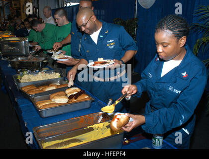 031014-N-9742R-002 Rote Meer (14. Oktober 2003)--Besatzungsmitglieder genießen Sie traditionellen deutschen Küche und Bier im Hangar Bucht an Bord der USS Enterprise (CVN-65), als das Schiff Oktoberfest mit Bier Day.The Besatzung feiert erhält zwei Biere nach 45 Tagen auf See ohne einen Hafen zu besuchen.  US Navy Foto des Fotografen Mate Airman Milosz Reterski. (FREIGEGEBEN) US Navy 031014-N-9742R-002 Besatzungsmitglieder genießen Sie traditionelle deutsche Küche und Bier in der Hangarbucht Stockfoto