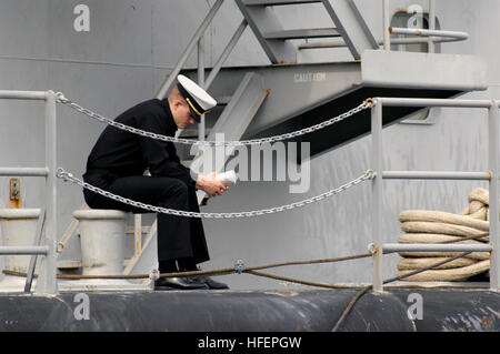 031017-N-0399H-009 U.S. Naval Academy, Annapolis, MD. (17. Oktober 2003)--Midshipman 4. Klasse Everett holt auf seiner Leseaufgaben zwischen Klassen statt an Bord der US-Marine-Kaserne Handwerk Hilfs Personal leichter sechzig One (APL-61), neben der U.S. Naval Academy Dewey Seawall festgemacht.  Das Schiff ist 90 Fuß breit, 360 Fuß lang und fünf Stockwerke hoch. Es dient als temporäre Klassenräume für Midshipmen durch Hurrikan Isabel verschoben und wird voraussichtlich für den Rest des Semesters verwendet werden. Das Schiff wurde in der Vergangenheit für die Besatzungen der Schiffe während Hof Zeiten und ich verwendet Stockfoto