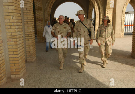 031018-N-3236B-016 Al Faw, Irak (18. Oktober 2003)--Rear Admiral Robert T. Conway, Jr., Kommandant, Expeditionary Strike Group ein (ESG-1)-Touren der medizinischen und zahnmedizinischen Kliniken in Al Faw, Irak, wo seine Matrosen und Marinesoldaten humanitäre Hilfe zur Verfügung stellen, für die lokale Gemeinschaft zu unterstützen.  U.S. Navy Photo von PhotographerÕs Mate 1. Klasse Ted Banken.  (FREIGEGEBEN) US Navy 031018-N-3236B-016 Rear Admiral Robert T. Conway, Jr., Commander Expeditionary Strike Group ein (ESG-1) Touren der medizinischen und zahnmedizinischen Kliniken in Al Faw, Irak, wo seine Matrosen und Marinesoldaten humanitären Hilfe zur Verfügung stellen Stockfoto