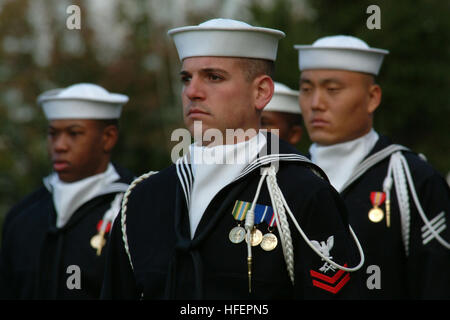 031023-N-2383B-009 Washington Navy Yard in Washington, D.C. (23. Oktober 2003)--Segler, der US-Marine zeremonielle Garde zugewiesen stehen stramm während einer vollen Ehren Zeremonie zu Ehren von Admiral Marcello De Donno, Chef des Stabes der italienischen Marine.  U.S. Navy Photo von Chief PhotographerÕs Mate Johnny Bivera.  (FREIGEGEBEN) U.S. Navy 031023-N-2383B-009-Segler, der US-Marine zeremonielle Garde Stand stramm während eine vollständige zugewiesen ehrt Zeremonie zu Ehren der Admiral Marcello De Donno, Chef des Stabes der italienischen Marine Stockfoto