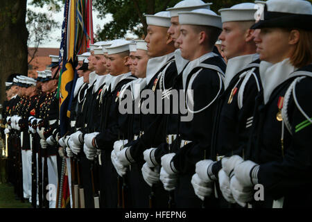 031023-N-2383B-012 Washington Navy Yard in Washington, D.C. (23. Oktober 2003)--stehen Matrosen und Marinesoldaten, die US Navy zeremonielle Garde zugewiesen stramm während einer vollen Ehren Zeremonie zu Ehren von Admiral Marcello De Donno, Chef des Stabes der italienischen Marine.  U.S. Navy Photo von Chief PhotographerÕs Mate Johnny Bivera.  (FREIGEGEBEN) UNS die Marine 031023-N-2383B-012 Matrosen und Marinesoldaten während einer vollen Ehren Zeremonie zu Ehren von Admiral Marcello De Donno, Chef des Stabes der italienischen Marine an der US-Marine zeremonielle Garde Stand stramm zugewiesen Stockfoto