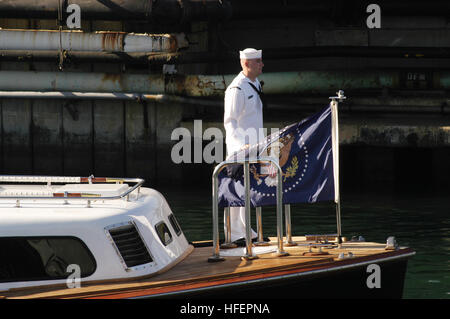 031023-N-8157C-169 Naval Station Pearl Harbor, Hawaii (23. Oktober 2003)--das Präsidenten-Siegel wird von der ÔjackstaffÕ am Bug der Barke Admirale für Commander Naval Region Hawaii geflogen, beim Transport von Präsident George W. Bush und First Lady Laura Bush während eines geplanten Besuch an Bord der naval Station.  Präsident Bush hielt in Hawaii auf seinem Rückweg von Asia-Pacific Economic Cooperation Forum in Thailand, die Philippinen, Japan, Singapur und Bali, wo er Sicherheit und die Bekämpfung des Terrorismus mit ausländischen Führern diskutiert.   Asien - Pazifische Ökonomische Mitarbeit oder APEC, ich Stockfoto