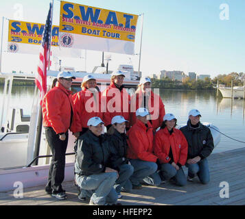 031024-O-0000V-001 Washington, D.C. (24. Oktober 2003)--Mitglieder der Dichtung Ehefrauen Against Terrorism, oder ÔSWATÕ, sammeln für ein Foto vor der Abreise die Columbia Island Marina Docks. Die Frauen werden motor 300 Seemeilen von Washington, D.C., nach New York City, Stipendienfonds für Kinder und Familien der Navy SEALs Gemeinschaft, einschließlich derer, die das ultimative Opfer, während des Krieges gegen den Terrorismus gegeben haben zu erhöhen. DOD Photo by k.l. Vantran. (FREIGEGEBEN) U.S. Navy 031024-O-0000V-001 Mitglieder der Dichtung Ehefrauen Against Terrorism, oder %% 5Elsquo, SWAT %% 5Ersquo, sammeln für ein Foto vor dem Verlassen der Co Stockfoto