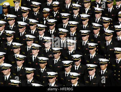 031101-N-0399H-006 Annapolis, MD. (1. November 2003) - Ð steht die US Naval Academy Brigade der Midshipmen in Bildung während der Eröffnungsfeier.  Marine stellte somit einen 35-17 Sieg über Tulane.  Die Midshipmen an erster Stelle in der Nation in rauschenden ungut, 357 Yards am Boden gewonnen.  Marine (6: 3) schlagen Tulane zum ersten Mal seit 1999. Die grüne Welle (3-6) zum fünften gerade mal verloren.   U.S. Navy Photo von PhotographerÕs Mate 1. Klasse Dana Howe.  (FREIGEGEBEN) US Navy 031101-N-0399H-006 der US Naval Academy Brigade der Midshipmen steht in Bildung während der Eröffnungsfeier Stockfoto