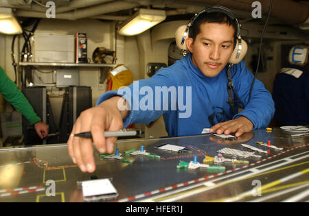 031102-N-5821P-002 an Bord der USS Kitty Hawk (CV-63) 18. Oktober 2003--Grundstücke arbeiten in Flight-Deck-Steuerung an Bord der USS Kitty Hawk (CV-63), Airman Darwin Cabadeana aus New York City, die Standorte der Flugzeuge auf dem Flugdeck, da er Bewegung Informationen durch solide betriebenen Handys erhält. Kitty Hawk ist in der 7. Flotte Bereich der Verantwortung (AOR) im Gange.  U.S. Navy Photo von PhotographerÕs Mate 3. Klasse Jason T. Poplin.  (FREIGEGEBEN) US Navy 031102-N-5821P-002 arbeiten in Flight-Deck-Steuerung an Bord der USS Kitty Hawk (CV-63), Airman Darwin Cabadeana aus New York City, Grundstücke die Standorte der Luft Stockfoto