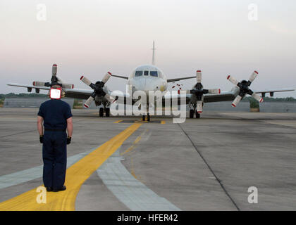 050109-N-3122S-001 Utapao, Thailand (9. Januar 2005) Ð Aviation Ordnanceman 3. Klasse Terry DeLoof steht als er bereitet eine P - 3 C Orion, wiederherstellen, die "Fighting Tiger" der Patrol Squadron acht (VP-8), in Utapao, Thailand zugeordnet. VP-8 ist derzeit auf einer regelmäßigen Bereitstellung nach Japan. Vier Flugzeugbesatzungen sind getrennt nach Thailand zur Unterstützung der Operation Unified Assistance, die humanitären Hilfsmaßnahmen zugunsten der Opfer der Tsunami-Katastrophe, die Südostasien geschlagen. US Navy Foto vom Fotografen der 3. Klasse Shannon R. Smith (freigegeben) US Navy 050109-N-3122S-001 Aviation Ordnanceman Mate Stockfoto