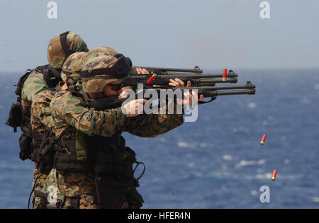 031106-N-1693W-002 an Bord USS Blue Ridge (LCC-19) 6. November 2003--Feuer Marines zugewiesen, 2. Flotte Anti-Terrorismus Support Team (schnell), 7. Zug Schrotflinten während Waffen Einarbeitung Ausbildung an Bord USS Blue Ridge (LCC-19).  US Navy Foto des Fotografen Mate Airman Lowell Whitman.  (FREIGEGEBEN) US Navy 031106-N-1693W-002 Marines Feuer Schrotflinten während Waffen Einarbeitung training Stockfoto